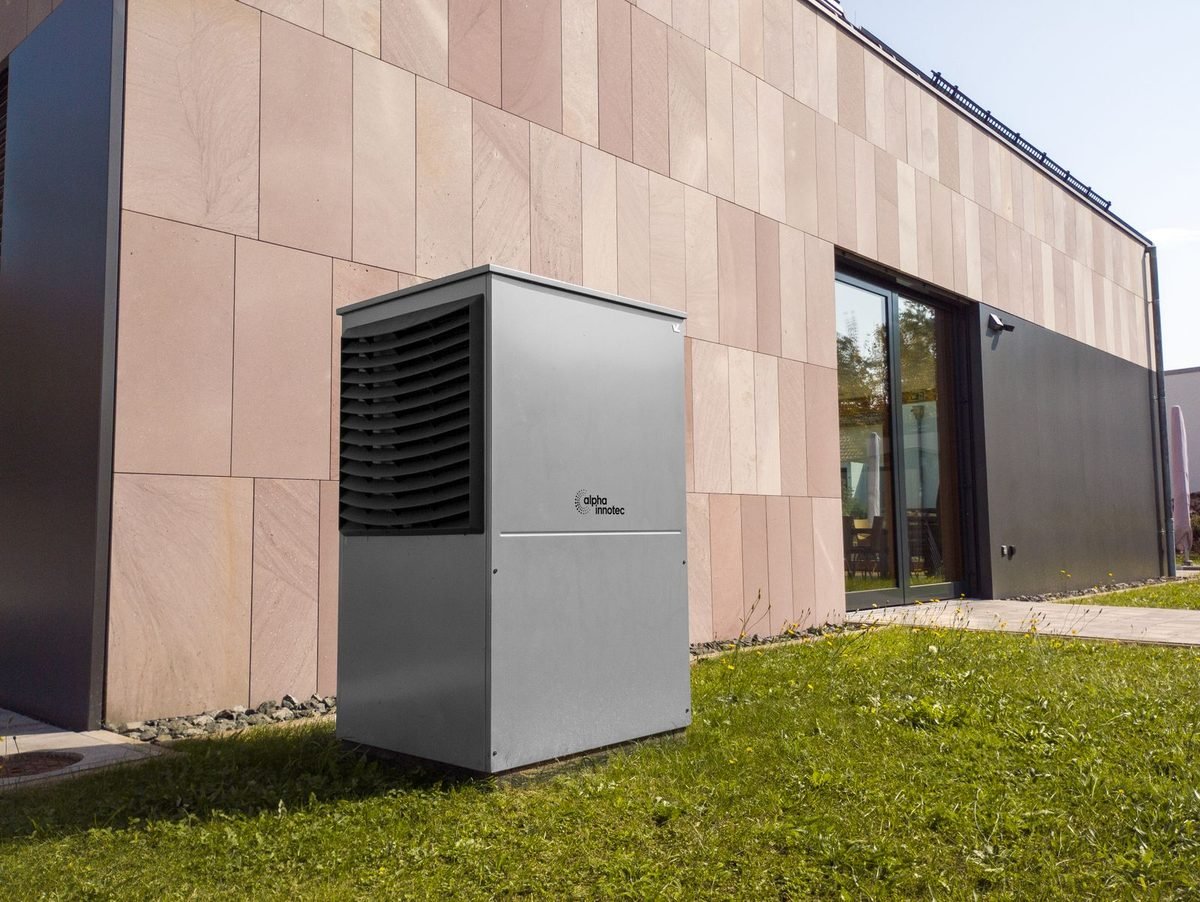 Pompe à chaleur air/eau installée contre la façade d'une maison individuelle
